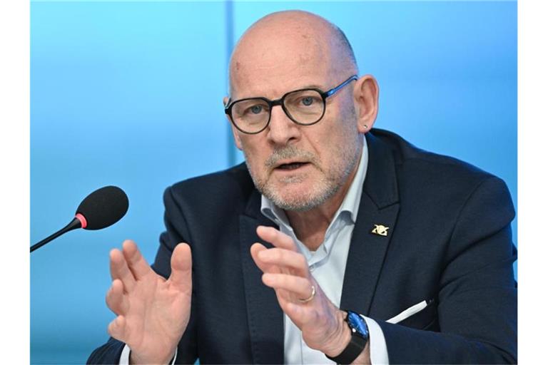 Winfried Hermann (Bündnis 90/Die Grünen), Verkehrsminister von Baden-Württemberg, bei einer Pressekonferenz. Foto: Bernd Weißbrod/dpa