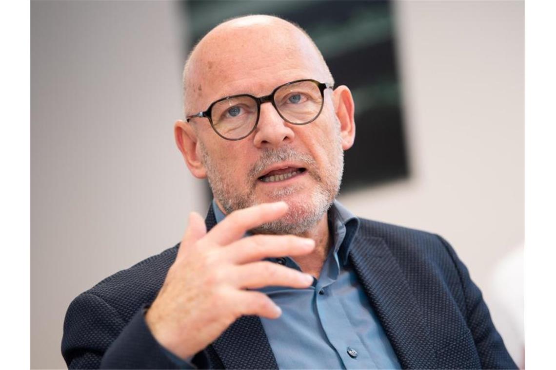 Hermann beklagt schleppende Nachrüstung von Dieselautos Winfried Hermann (Bündnis 90/Die Grünen), Verkehrsminister von Baden-Württemberg, spricht. Foto: Tom Weller/dpa