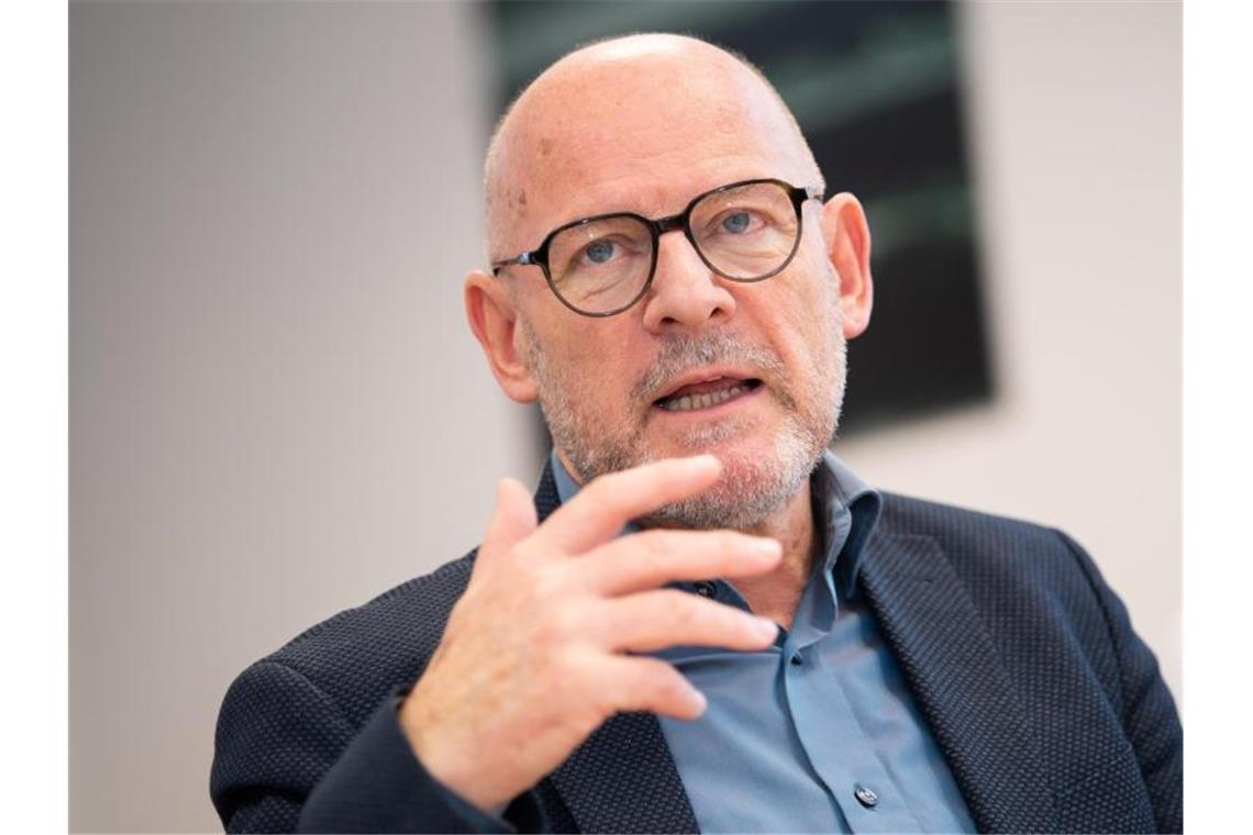 Winfried Hermann (Bündnis 90/Die Grünen), Verkehrsminister von Baden-Württemberg, spricht zur Presse. Foto: Tom Weller/dpa/Archivbild