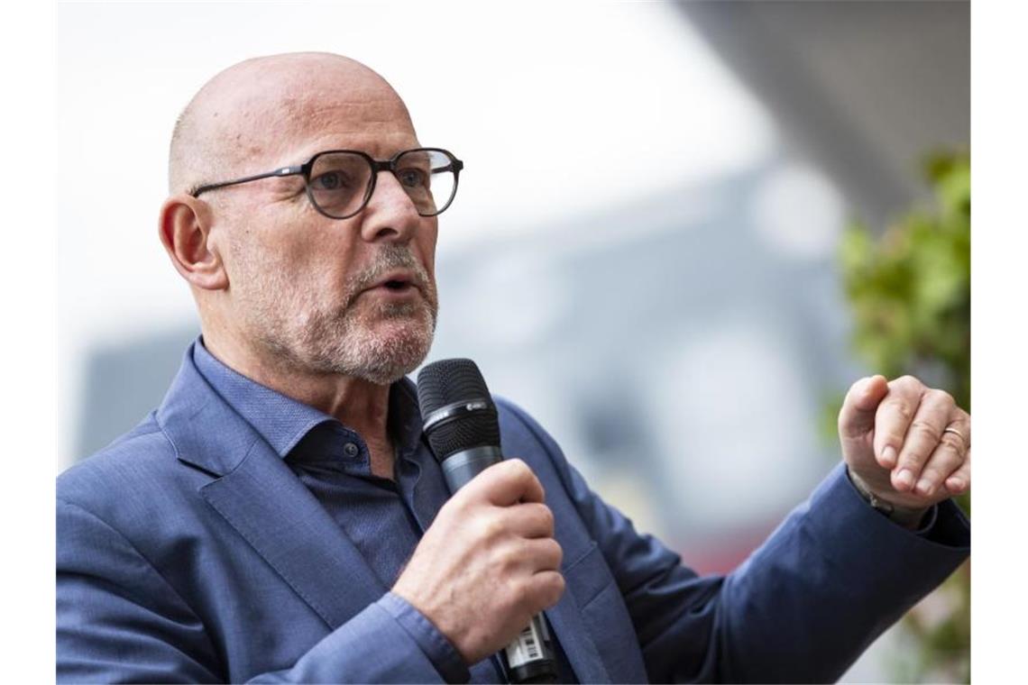 Hermann will zu Gesprächen über neue Flugroute einladen Winfried Hermann (Grüne), Verkehrsminister von Baden-Württemberg. Foto: Tom Weller/dpa/Archivbild