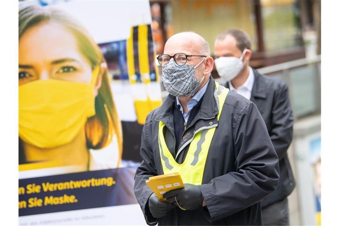 Winfried Hermann (Grüne), Verkehrsminister von Baden-Württemberg, spricht zum Thema Maskenpflicht im öffentlichen Nahverkehr. Foto: Sebastian Gollnow/dpa/Archivbild