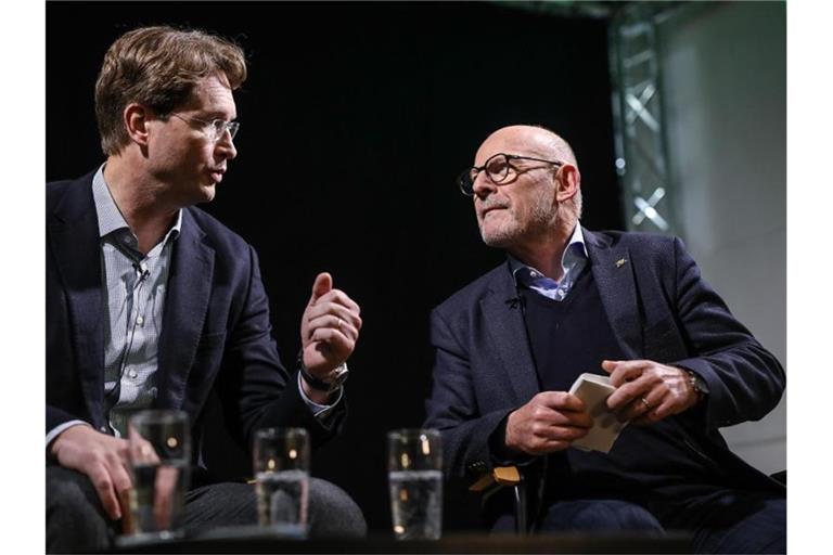 Winfried Hermann (r.) im Gespräch mit Ola Källenius, dem Vorstandsvorsitzender der Daimler AG. Foto: Christoph Schmidt/dpa