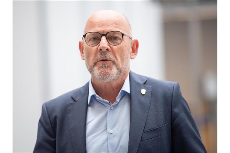 Winfried Hermann, Verkehrsminister von Baden-Württemberg, gibt ein Pressestatement. Foto: Sebastian Gollnow/dpa/Archivbild