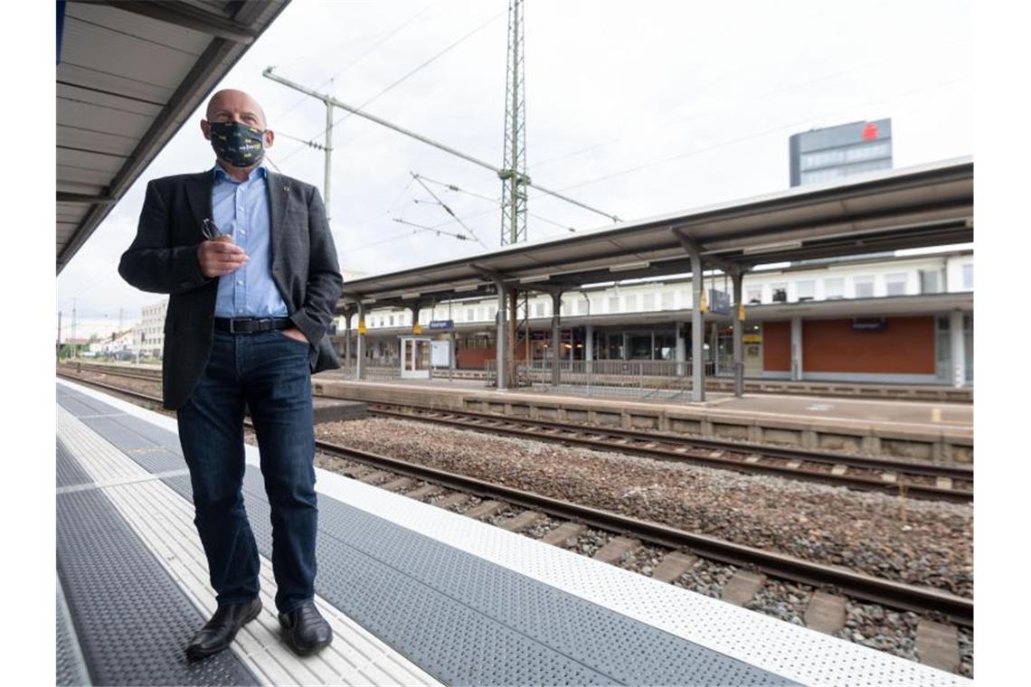 Winfried Hermann, Verkehrsminister von Baden-Württemberg, steht an einem Bahngleis. Foto: Marijan Murat/dpa/Archivbild