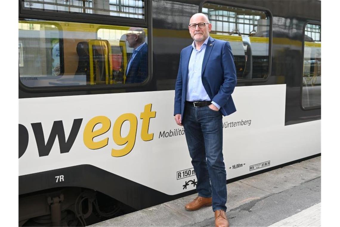 Gutachten zum Stuttgart-21-Zusatz liegt vor Winfried Hermann, Verkehrsminister von Baden-Württemberg, steht vor einem Regionalzug. Foto: Bernd Weißbrod/dpa/Archivbild