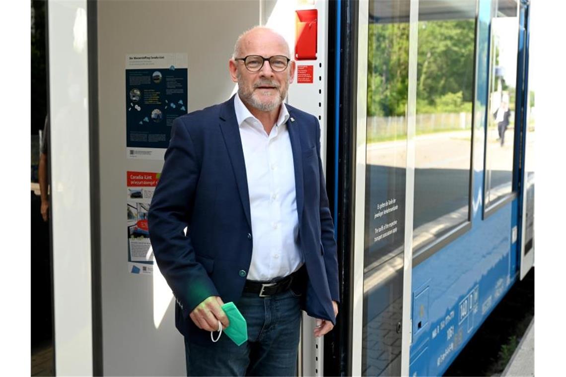 Wasserstoffzug: Premierenfahrt mit kleinen Makeln Winfried Hermann, Verkehrsminister von Baden-Württemberg, steht in der Zugtür. Foto: Bernd Weissbrod/dpa