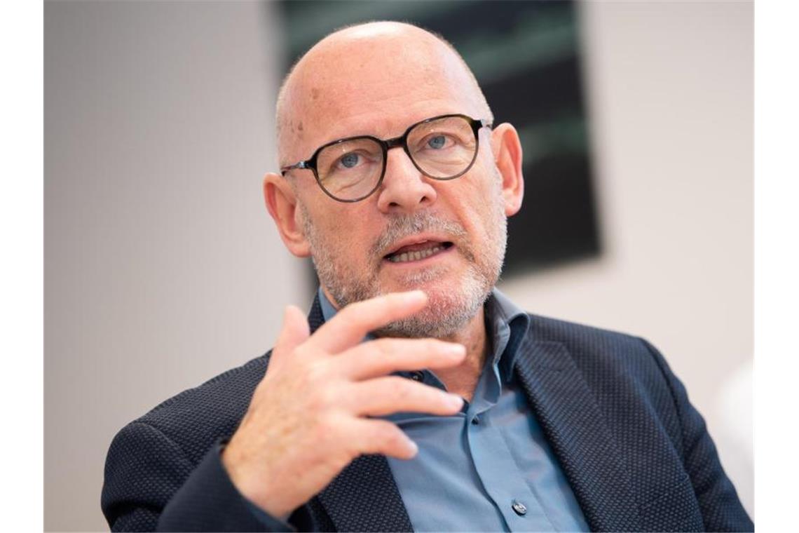 Regionalverkehr auf der Schiene wird ab Montag ausgedünnt Winfried Hermann, Verkehrsminister von Baden-Württemberg, spricht bei einer Pressekonferenz. Foto: Tom Weller/dpa/Archivbild