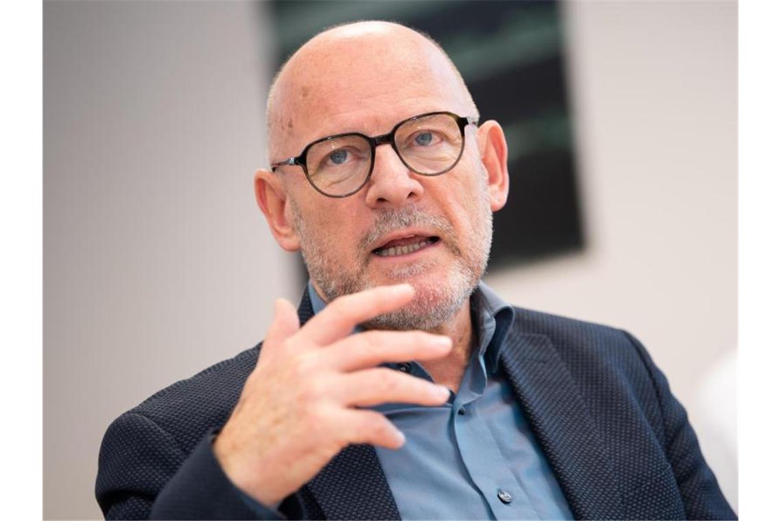 Ministerium: Straßenbauprojekte laufen trotz Corona-Krise Winfried Hermann, Verkehrsminister von Baden-Württemberg, spricht bei einer Pressekonferenz. Foto: Tom Weller/dpa/Archivbild