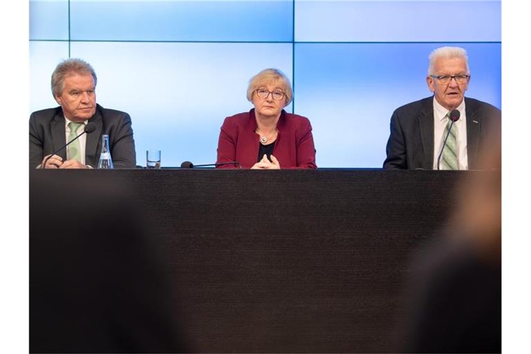 Winfried Kretschmann (alle Bündnis 90/Die Grünen, r-l), Theresia Bauer und Franz Untersteller. Foto: Sebastian Gollnow/dpa/Archivbild