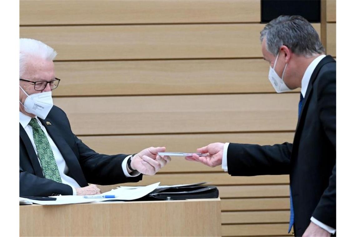 „Denken Sie an Strobl!“: Rülke verschenkt Liebeslied Winfried Kretschmann bekommt von Hans-Ulrich Rülke eine CD geschenkt. Foto: Bernd Weißbrod/dpa