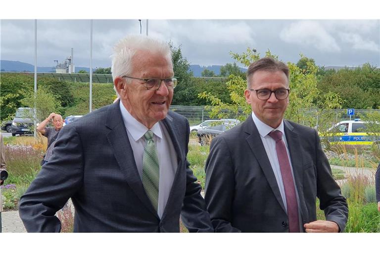 Winfried Kretschmann besucht mit Landrat Joachim Bläse (rechts) die Firma Weleda.