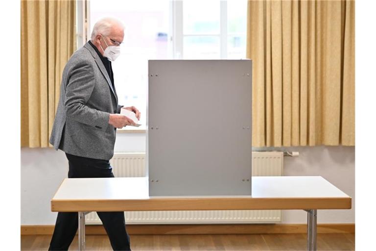 Winfried Kretschmann (Bündnis 90/ Die Grünen) geht zur Wahlurne. Foto: Felix Kästle/dpa/Archivbild