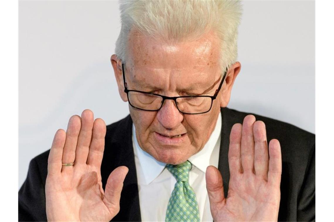 Kretschmann und Strobl raten vom Urlaub im Ausland ab Winfried Kretschmann (Bündnis 90 / Die Grünen) gestikuliert während einer Pressekonferenz. Foto: Robert Michael/dpa-Zentralbild/dpa/Archivbild