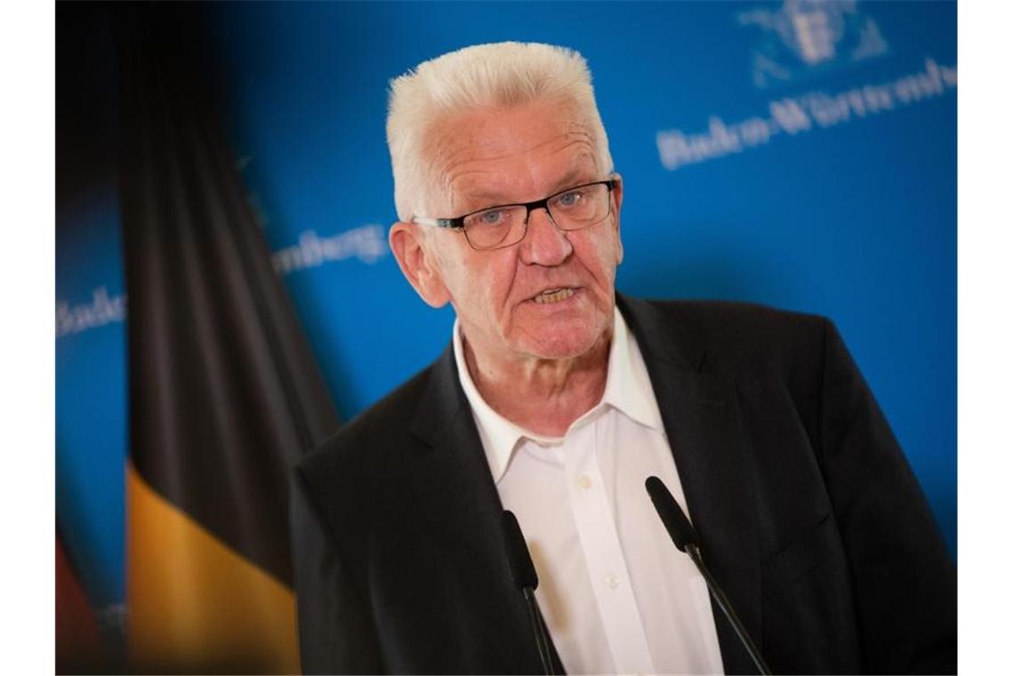 Land hebt Mindestbußgeld für Maskenverweigerer an Winfried Kretschmann (Bündnis 90/Die Grünen), Ministerpräsident von Baden-Württemberg, spricht. Foto: Christoph Schmidt/dpa