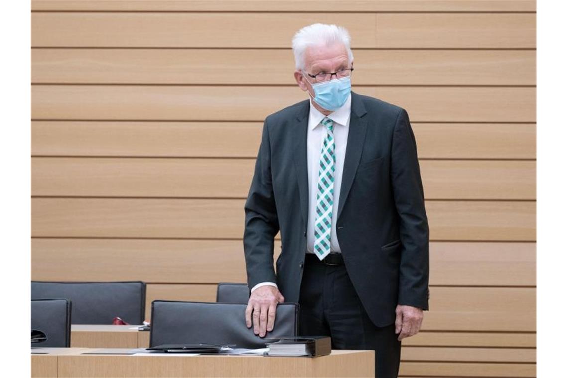 Kretschmann: Baldige Ausrufung der kritischen Pandemiestufe Winfried Kretschmann (Bündnis 90/Die Grünen), Ministerpräsident von Baden-Württemberg, im Landtag von Baden-Württemberg. Foto: Marijan Murat/dpa/Archivbild