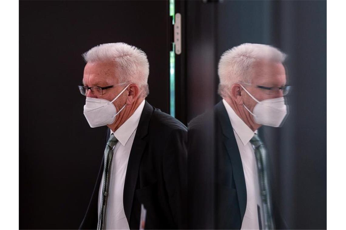 Kretschmann: „Durch Föderalismus sind wir so schnell“ Winfried Kretschmann (Bündnis 90/Die Grünen), Ministerpräsident von Baden-Württemberg, mit Mundschutz. Foto: Sebastian Gollnow/dpa