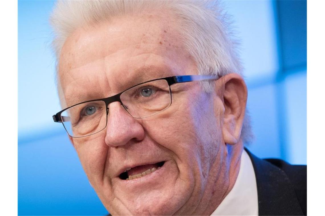 Coronadebatte: Von Goldwaagen, Lernkurven und Windhundrennen Winfried Kretschmann (Bündnis 90/Die Grünen), Ministerpräsident von Baden-Württemberg, spricht. Foto: Christoph Schmidt/dpa