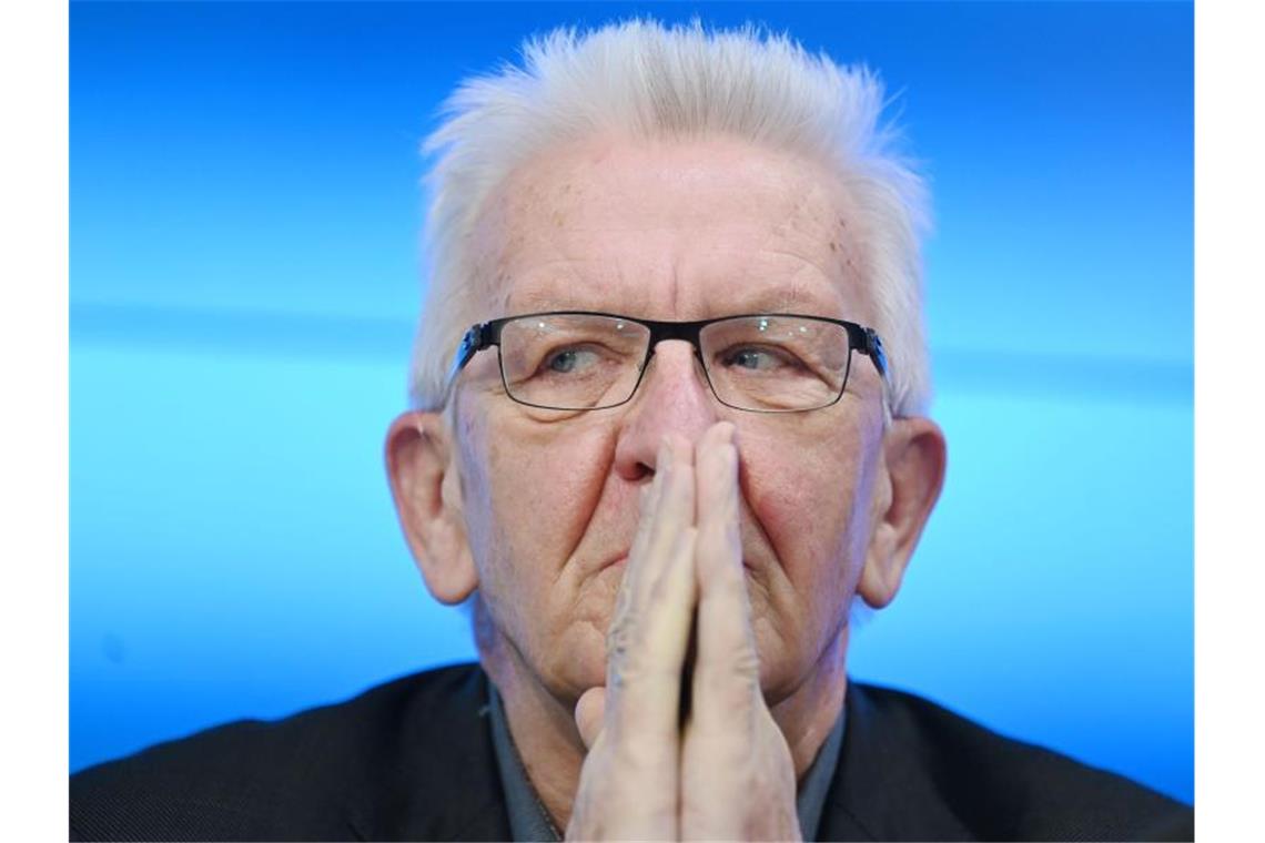 Kretschmann macht Handel Hoffnung auf baldige Öffnungen Winfried Kretschmann (Bündnis 90/Die Grünen), Ministerpräsident von Baden-Württemberg. Foto: Marijan Murat/dpa/Archivbild