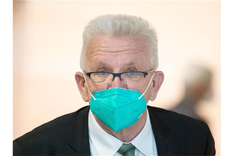 Winfried Kretschmann (Bündnis 90/Die Grünen), Ministerpräsident von Baden-Württemberg, mit Mundschutz. Foto: Marijan Murat/dpa/Archivbild