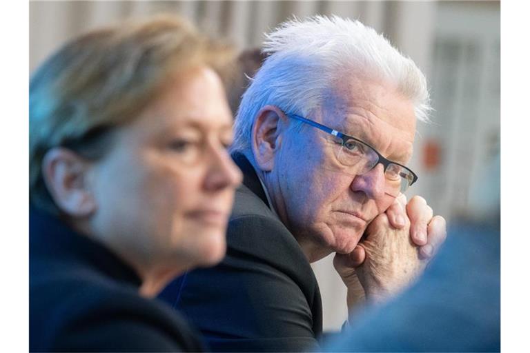 Winfried Kretschmann (Bündnis 90/Die Grünen), Ministerpräsident von Baden-Württemberg, und Susanne Eisenmann (CDU), Ministerin für Kultus. Foto: Sebastian Gollnow/dpa/Archivbild