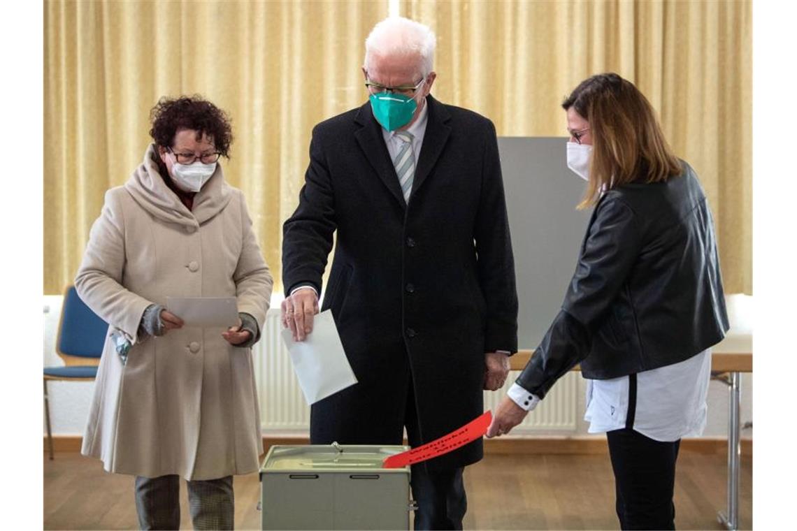 Winfried Kretschmann (Bündnis 90/Die Grünen), Ministerpräsident von Baden-Württemberg, und seine Frau Gerline geben ihre Stimme ab. Foto: Marijan Murat/dpa