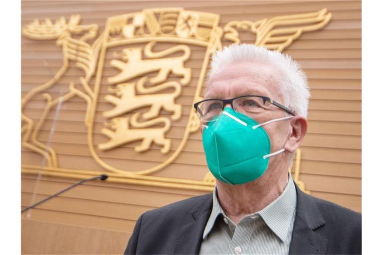 Winfried Kretschmann (Bündnis 90/Die Grünen), Ministerpräsident von Baden-Württemberg, mit Mundschutz. Foto: Marijan Murat/dpa/Archivbild