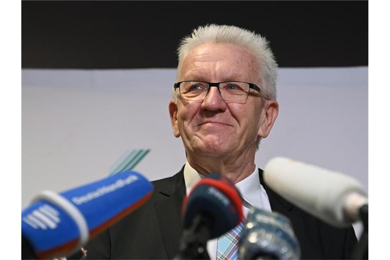 Winfried Kretschmann (Bündnis 90/Die Grünen), Ministerpräsident von Baden-Württemberg lächelt. Foto: Marijan Murat/dpa