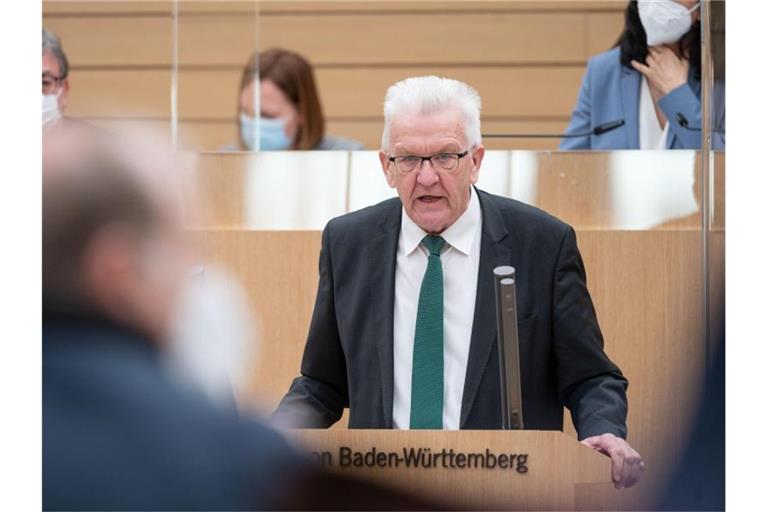 Winfried Kretschmann (Bündnis 90/Die Grünen), Ministerpräsident von Baden-Württemberg, nimmt an der Corona-Sondersitzung des Landtags von Baden-Württemberg teil. Foto: Marijan Murat/dpa/Aktuell