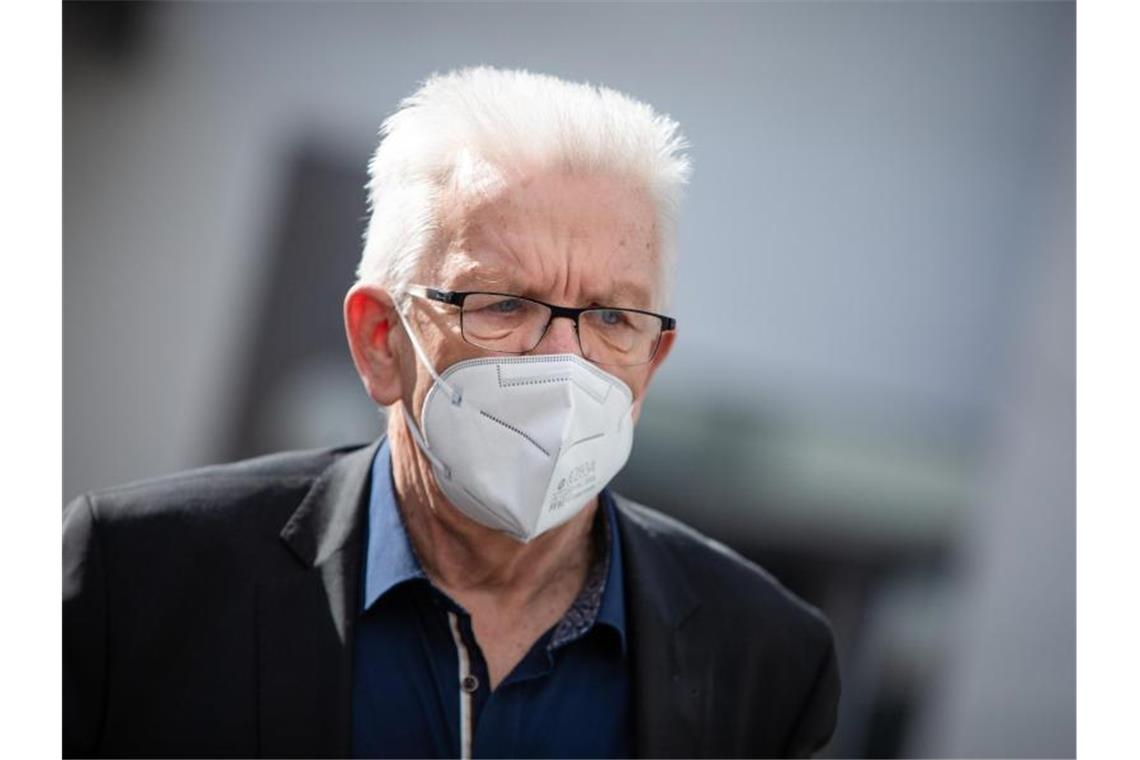 Kretschmann lädt für Montag zu Gespräch über Schulöffnungen Winfried Kretschmann (Bündnis 90/Die Grünen), Ministerpräsident von Baden-Württemberg, mit Mundschutz. Foto: Christoph Schmidt/dpa/Archivbild