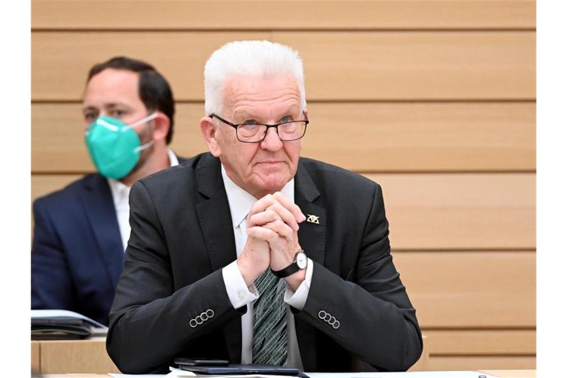 Kretschmann bedauert Platzen des Rahmenabkommens mit Schweiz Winfried Kretschmann (Bündnis 90/Die Grünen), Ministerpräsident von Baden-Württemberg, sitzt im Landtag. Foto: Bernd Weißbrod/dpa