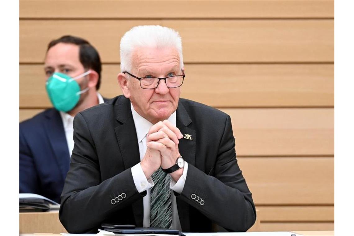 Winfried Kretschmann (Bündnis 90/Die Grünen), Ministerpräsident von Baden-Württemberg, sitzt im Landtag. Foto: Bernd Weißbrod/dpa