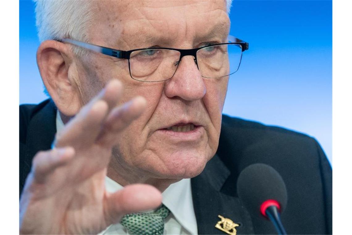 Kretschmann: Einigkeit bei Ländern bei Pflichtversicherung Winfried Kretschmann (Bündnis 90/Die Grünen), Ministerpräsident von Baden-Württemberg, spricht im Landtag. Foto: Bernd Weißbrod/dpa
