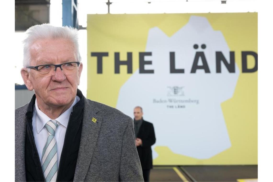 Winfried Kretschmann (Bündnis 90/Die Grünen), Ministerpräsident von Baden-Württemberg, präsentiert die Werbekampagne. Foto: Bernd Weißbrod/dpa