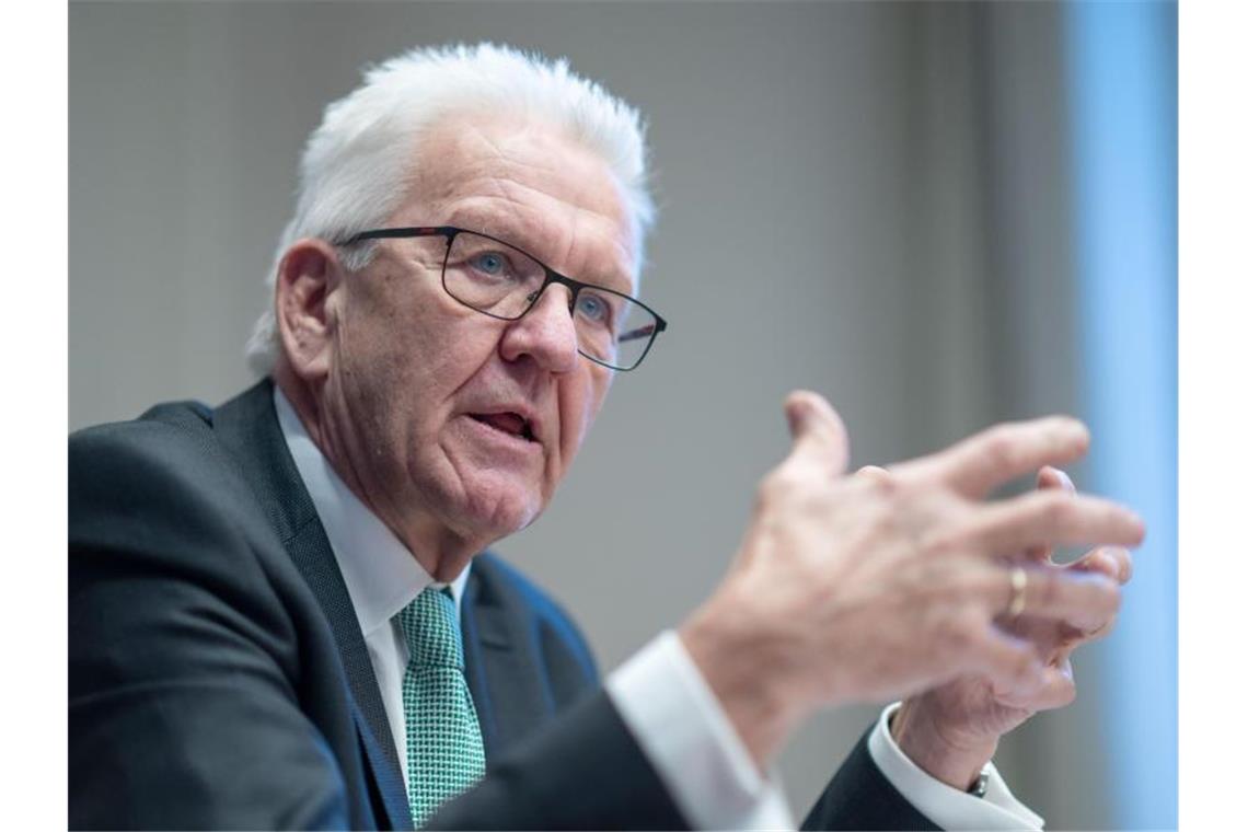 Kretschmann über Zeit als Maoist: „Entwickelten Tunnelblick“ Winfried Kretschmann (Bündnis 90/Die Grünen), Ministerpräsident von Baden-Württemberg, gestikuliert bei einem Gespräch mit der Deutschen Presse-Agentur. Foto: Marijan Murat/dpa/Archivbild