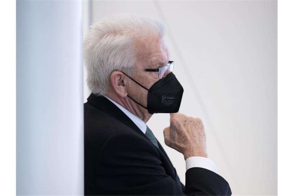 Kretschmann: Bleiben wegen Omikron bei „Kurs der Vorsicht“ Winfried Kretschmann (Bündnis 90/Die Grünen), Ministerpräsident von Baden-Württemberg, hört zu. Foto: Bernd Weißbrod/dpa/Archivbild