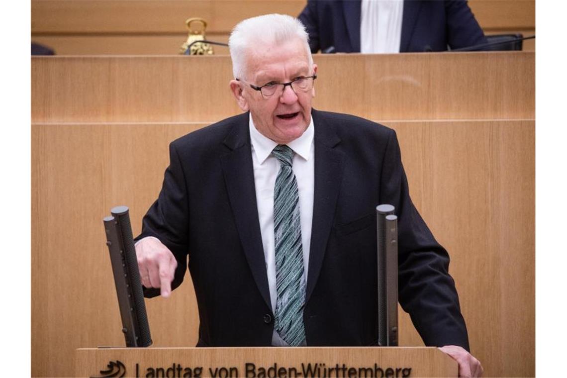 Lockern ja, aber nicht mit einem Knall: Der Südwesten öffnet Winfried Kretschmann (Bündnis 90/Die Grünen), Ministerpräsident von Baden-Württemberg. Foto: Christoph Schmidt/dpa/Archivbild