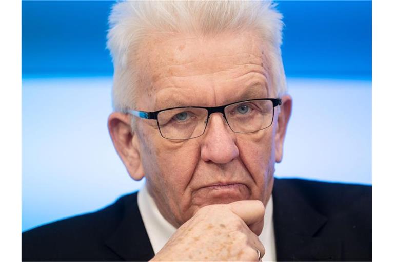 Winfried Kretschmann (Bündnis 90/Die Grünen), Ministerpräsident von Baden-Württemberg, vor der Presse. Foto: Marijan Murat/dpa