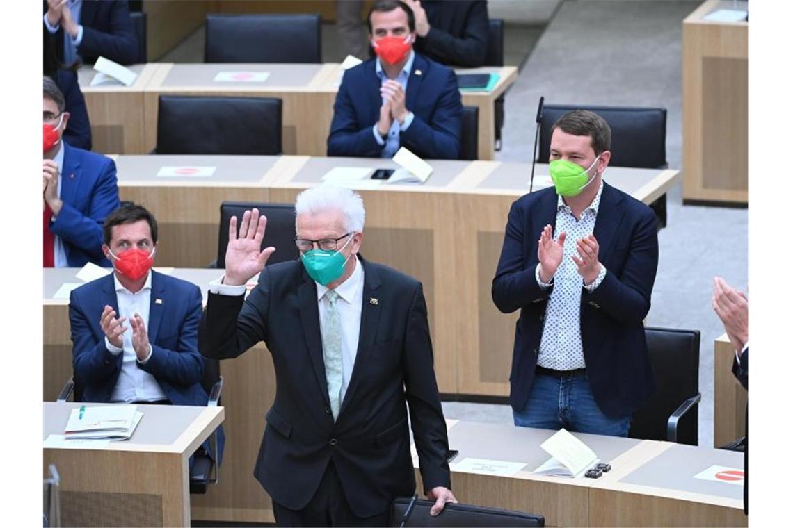 Winfried Kretschmann (Bündnis 90/Die Grünen, 2.v.l) winkt nach seiner Wahl zum Ministerpräsidenten. Foto: Bernd Weißbrod/dpa-Pool/dpa