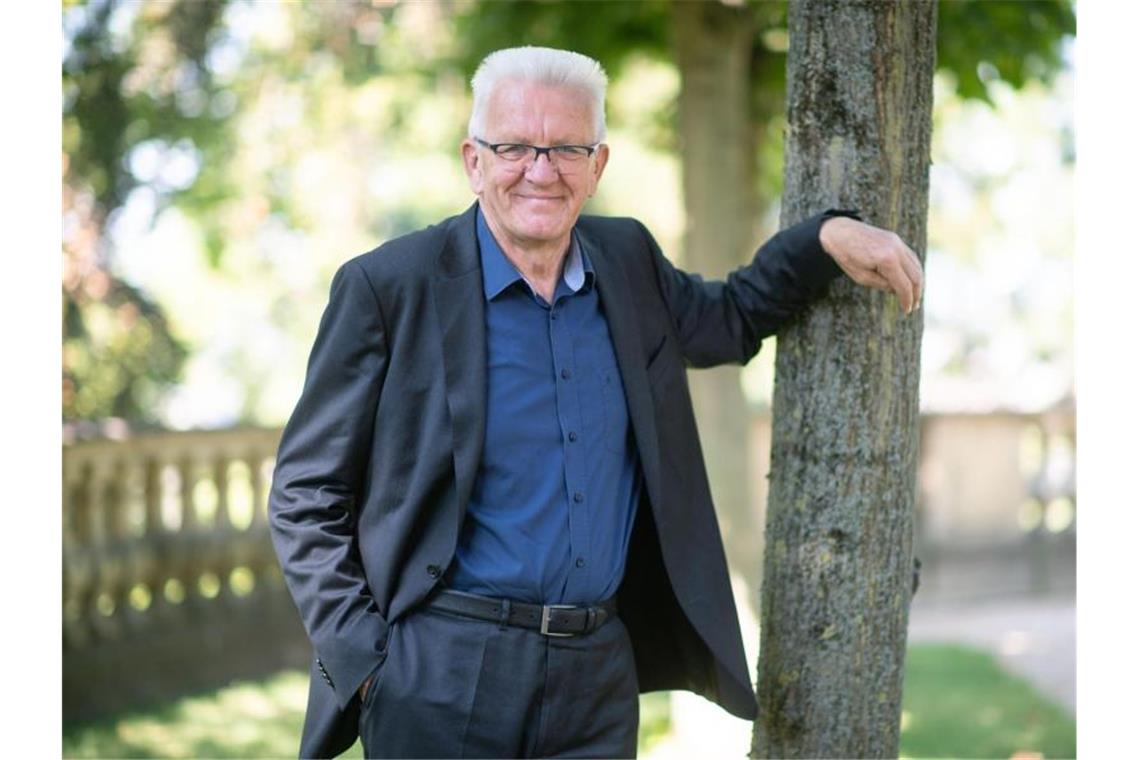 Kretschmann reist nach Finnland und Schweden Winfried Kretschmann (Bündnis 90/Die Grünen), Ministerpräsident von Baden-Württemberg, lehnt an einem Baum. Foto: Marijan Murat/Archiv