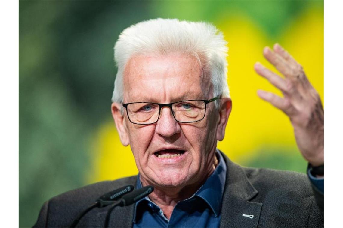 Kretschmann: „Es wächst uns eine neue Rolle zu“ Winfried Kretschmann (Bündnis 90/Die Grünen), Ministerpräsident von BWG, spricht auf dem Parteitag. Foto: Guido Kirchner/dpa