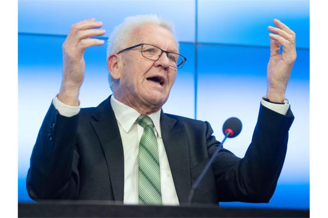 Winfried Kretschmann (Bündnis 90/Die Grünen), Ministerpräsident von Baden-Württemberg, nimmt an einer Regierungs-Pressekonferenz teil. Foto: Marijan Murat/dpa