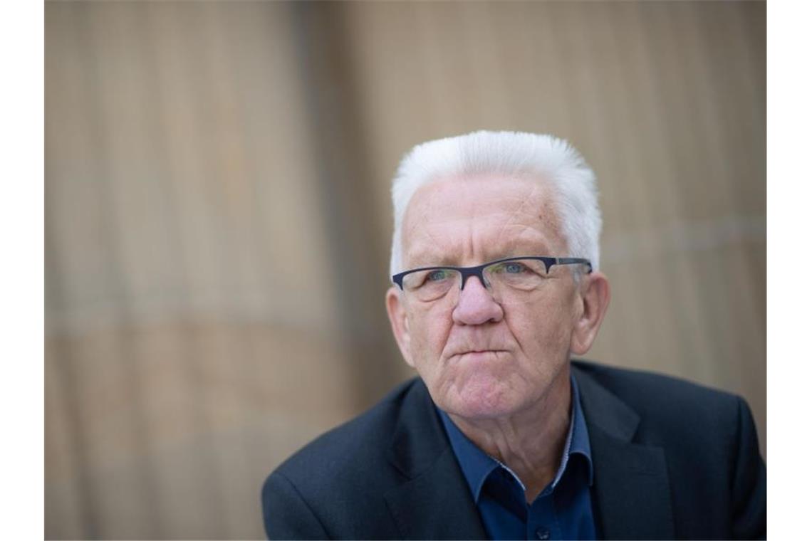 Winfried Kretschmann (Bündnis 90/Die Grünen), Ministerpräsident von Baden-Württemberg, schaut ernst. Foto: Marijan Murat/dpa