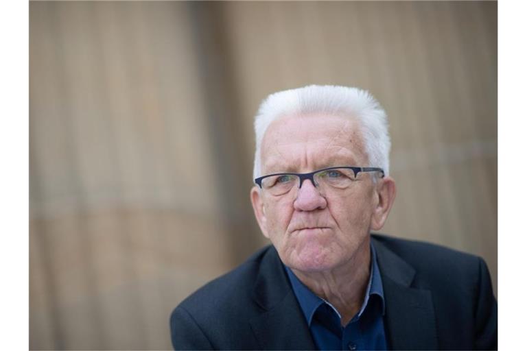 Winfried Kretschmann (Bündnis 90/Die Grünen), Ministerpräsident von Baden-Württemberg, schaut ernst. Foto: Marijan Murat/dpa