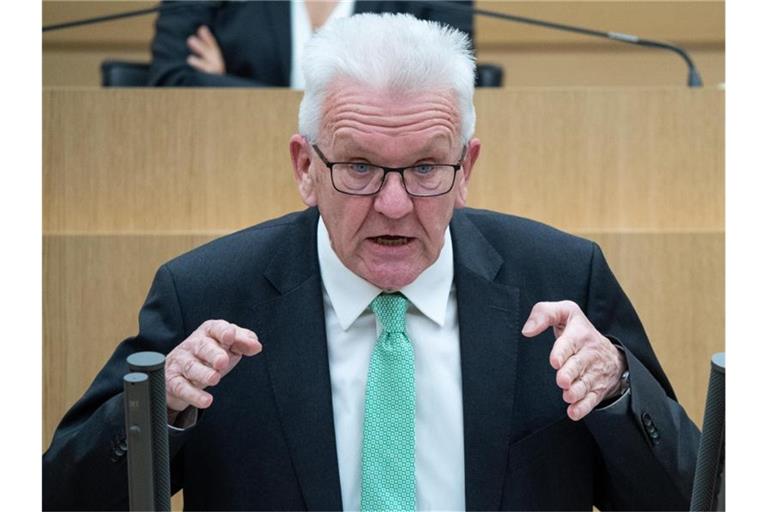 Winfried Kretschmann (Bündnis 90/Die Grünen), Ministerpräsident von Baden-Württemberg, spricht während der 110. Sitzung des Landtags von Baden-Württemberg. Foto: Sebastian Gollnow/dpa/Archivbild