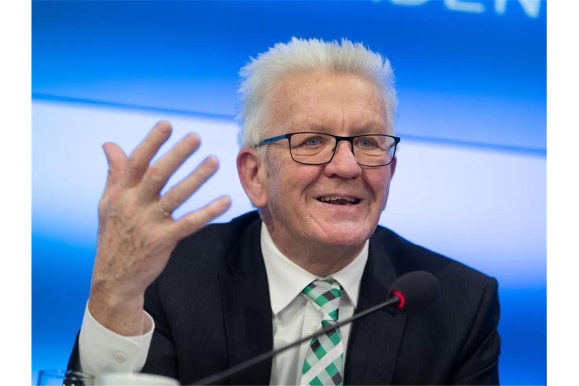 Kretschmann fordert Aufnahme von Flüchtlingen Winfried Kretschmann (Bündnis 90/Die Grünen), Ministerpräsident von Baden-Württemberg, vor der Presse. Foto: Marijan Murat/dpa/Archivbild