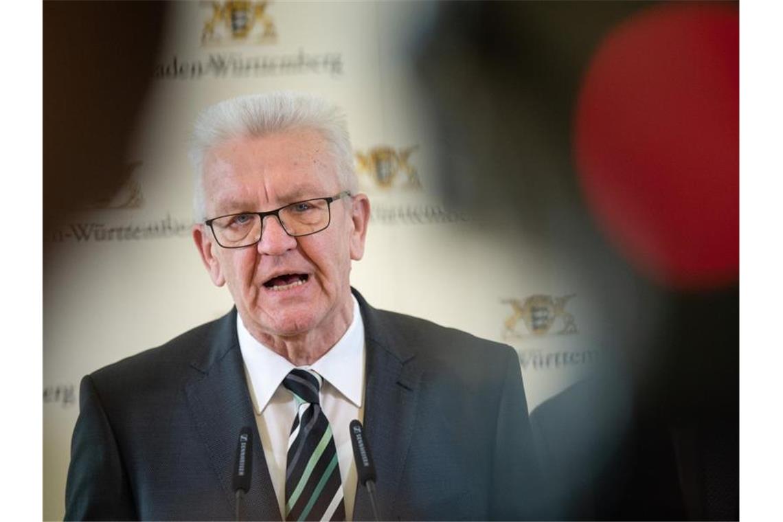 Winfried Kretschmann (Bündnis 90/Die Grünen), Ministerpräsident von Baden-Württemberg, spricht während einer Pressekonferenz. Foto: Sebastian Gollnow/dpa