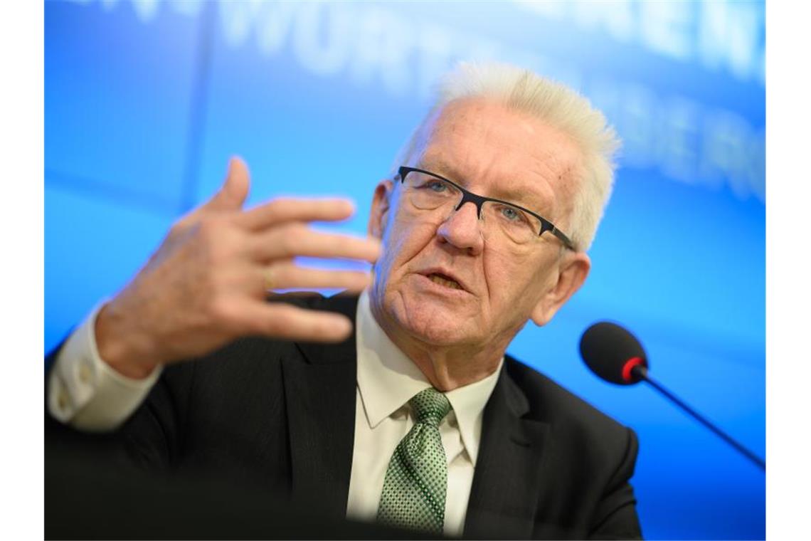 Winfried Kretschmann (Bündnis 90/Die Grünen), Ministerpräsident von Baden-Württemberg, spricht während einer Pressekonferenz. Foto: Sebastian Gollnow/dpa