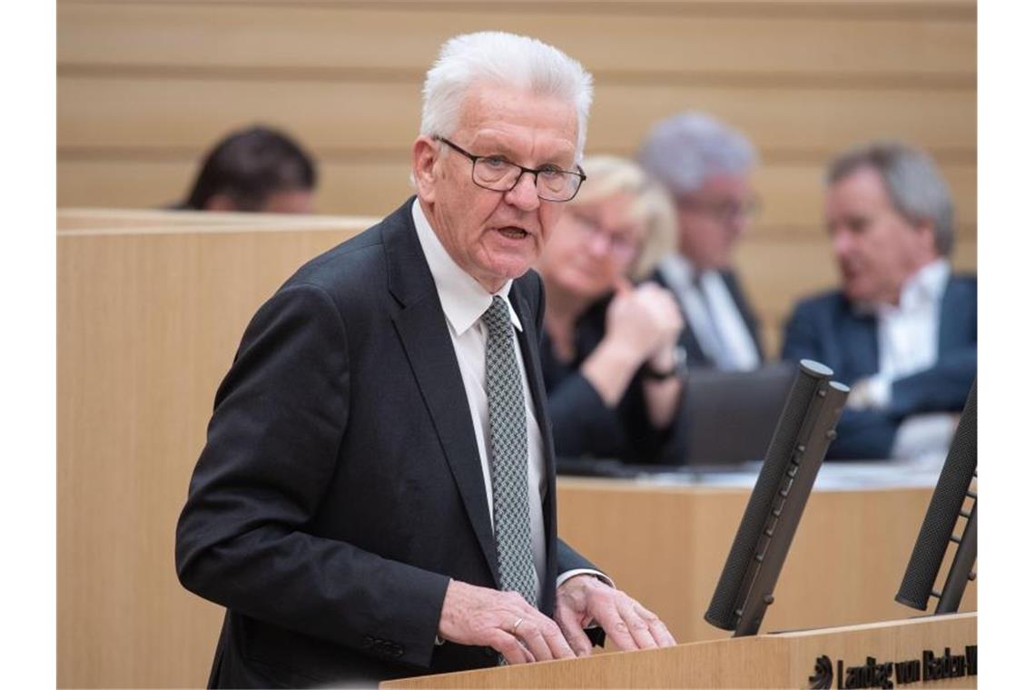 Regierung verbietet größere Gruppen Winfried Kretschmann (Bündnis 90/Die Grünen), Ministerpräsident von Baden-Württemberg. Foto: Marijan Murat/dpa/Archivbild