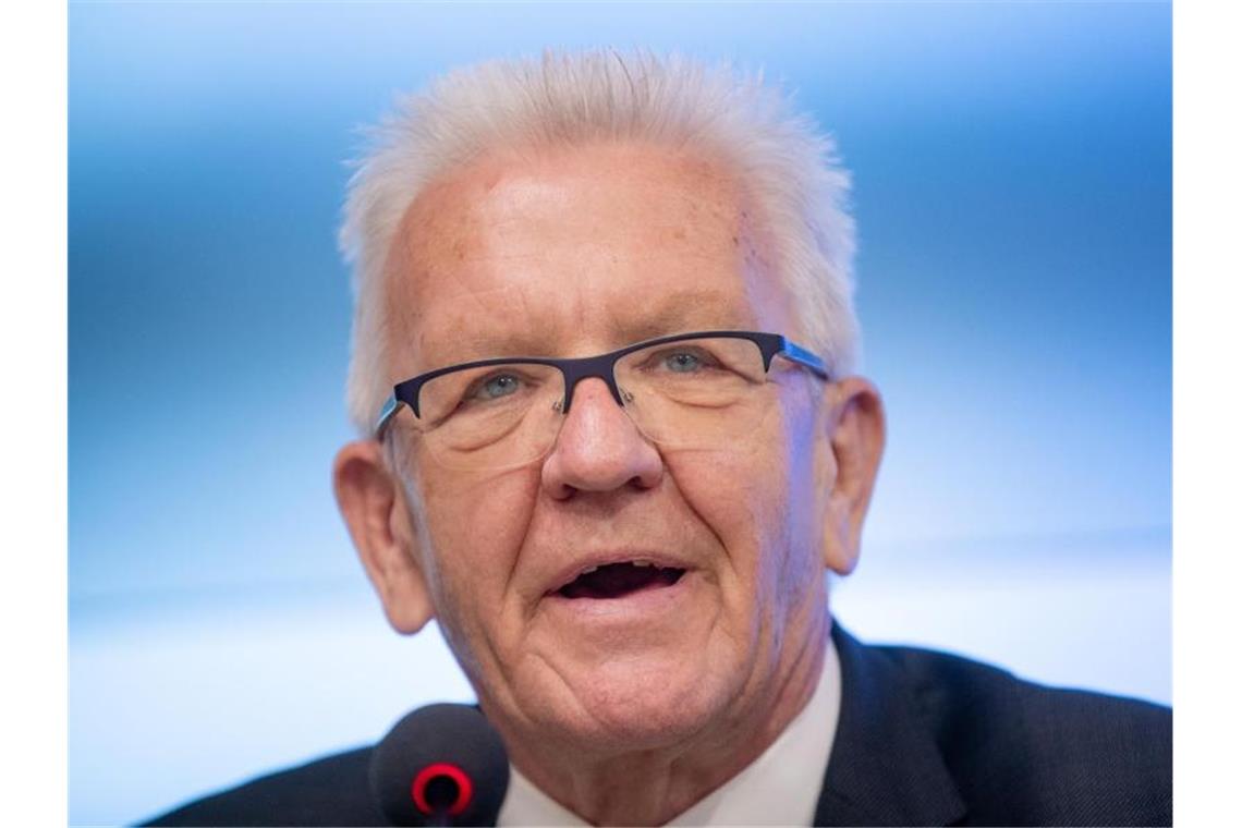 Kretschmann mahnt zur Vorsicht: „Müssen achtsam bleiben“ Winfried Kretschmann (Bündnis 90/Die Grünen), Ministerpräsident von Baden-Württemberg. Foto: Christoph Schmidt/dpa/Archivbild