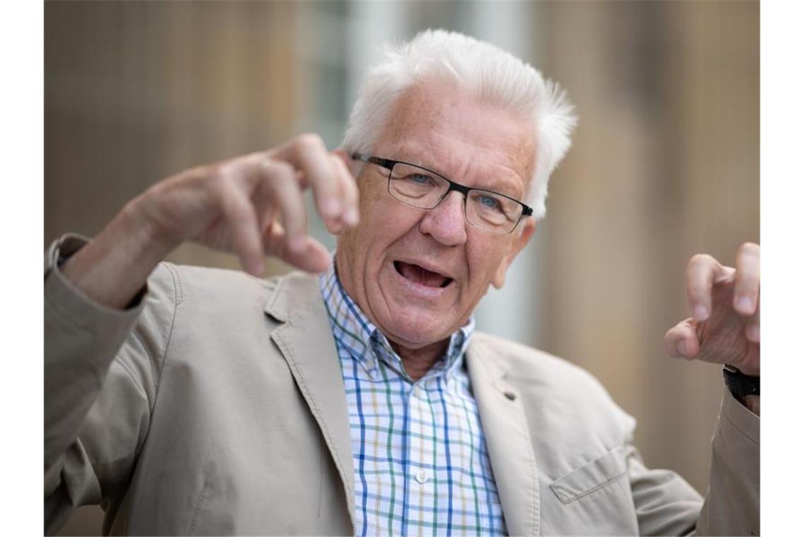 Winfried Kretschmann (Bündnis 90/Die Grünen), Ministerpräsident von Baden-Württemberg, gestikuliert. Foto: Sebastian Gollnow/dpa/Archivbild